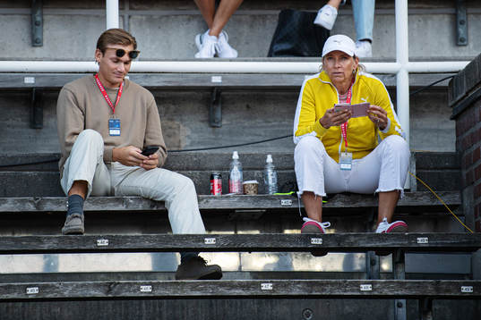 Antoine Duplantis and Helena Duplantis watch Armand