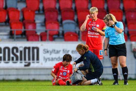Linköpings Yuka Momiki har ont och får vård