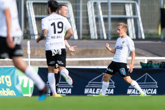 Örebros David Seger jublar