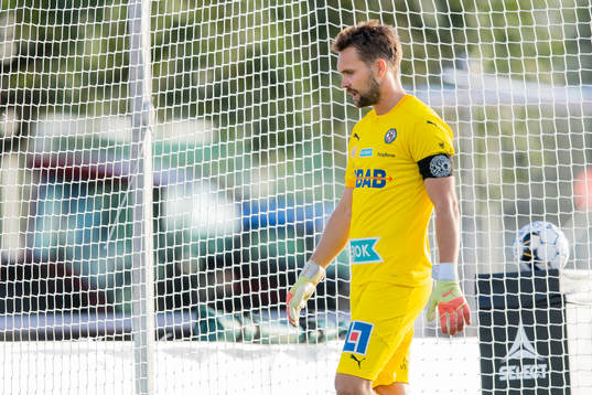 Örebros målvakt Oscar Jansson deppar