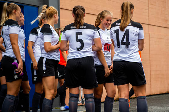 Emma Pettersen and players of Amazon Grimstad