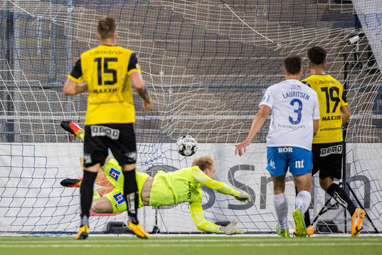 IFK Norrköpings målvakt Isak Pettersson ser 0-1 målet