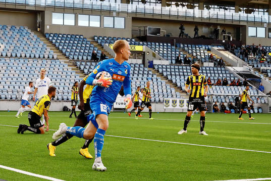 Räddning av Häckens målvakt Pontus Dahlberg