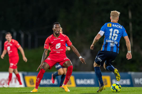 Daouda Bamba of Brann and Andreas Hanche-Olsen of Stabæk