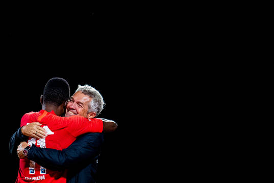 Daouda Bamba celebrates with Kåre Ingebrigtsen, head coach