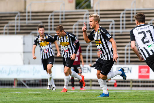 Landskronas Linus Olsson jublar med lagkamrater