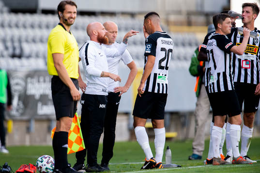 Landskronas assisterande tränare Max Mölder  instruerar