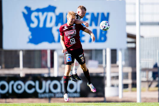 Landskronas Niklas Nielsen i nickduell mot Assyriska Oscar