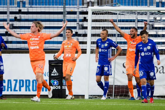 AFC Eskilstunas spelare jublar och Sundsvalls spelare deppar