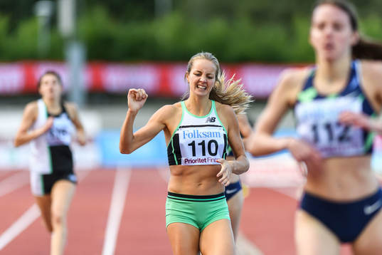 Lovisa Lindh, Ullevi FK, går i mål på damernas 800 meter