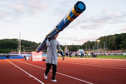 Angelica Bengtsson, Hässelby SK, bär sina stavar och