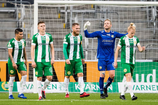Hammarbys målvakt David Ousted försöker få igång sina
