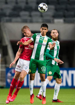 Kalmars Alexander Ahl Holmström i en nickduell med