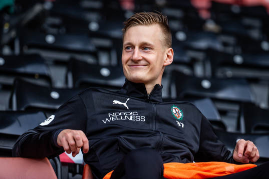 Örebros Rasmus Karjalainen på läktaren