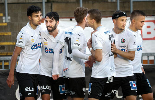 Örebros Deniz Hümmet gör 4-3 och jublar med Nahir Besara