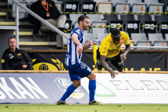 IFK Göteborgs André Calisir och Mjällbys Moses Ogbu