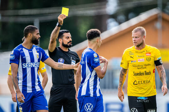 IFK Göteborgs Alexander Jallow får ett gult kort av