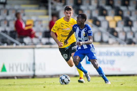Mjällbys Besard Sabovic  och IFK Göteborgs Alhassan Yusuf