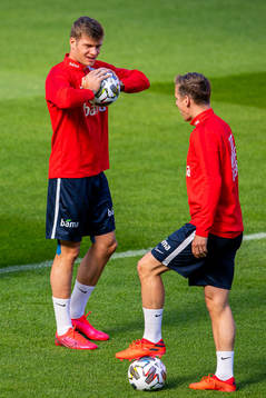 Alexander Sørloth and Stefan Johansen of the Norwegian