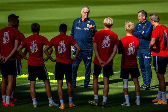 Lars Lagerbäck, head coach of Norway, talks to the players