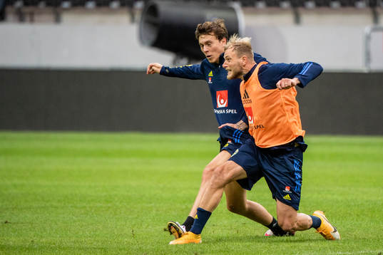 Victor Nilsson Lindelöf and John Guidetti of the Swedish