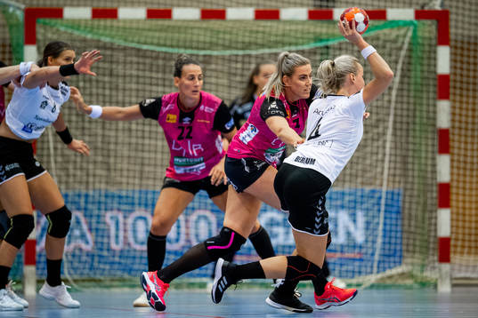 Emilie Hegh Arntzen of Vipers and Mari Finstad Bergum of