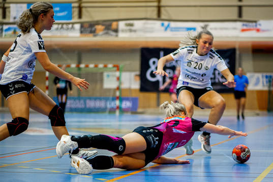 Vilde Kaurin Jonassen of Vipers and Julie Dybdahl of Flint