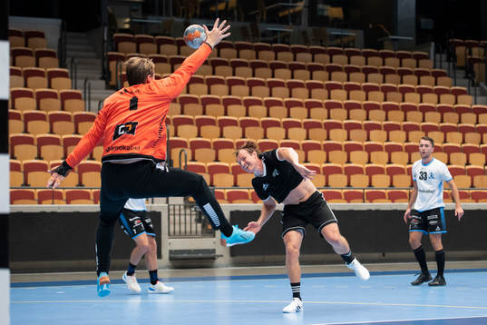 Helsingborgs Johan Lundgren och Amos målvakt Jesper