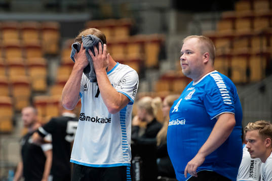 Amos Daniel Steen och tränare Andreas Stockenberg deppar