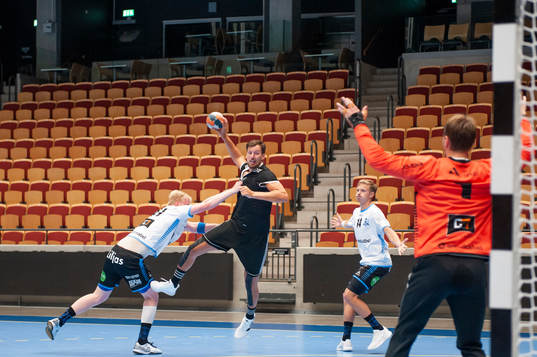 Helsingborgs Mattias Thynell och Amos målvakt Jesper