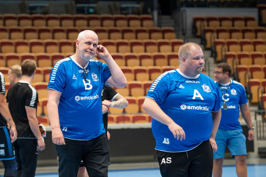 Amos tränare Andreas Stockenberg och assisterande tränare