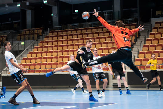 Helsingborgs Jonatan Wilthorn och Amos målvakt Wilhelm