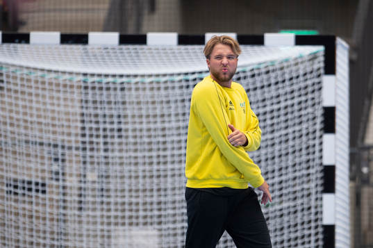Helsingborgs målvakt Linus Olsson har ont