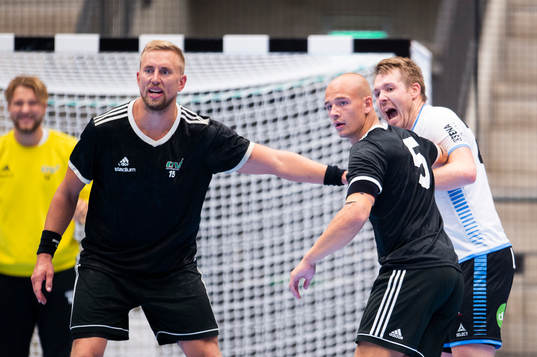 Helsingborgs Anton Månsson och Viktor Hedin håller fast