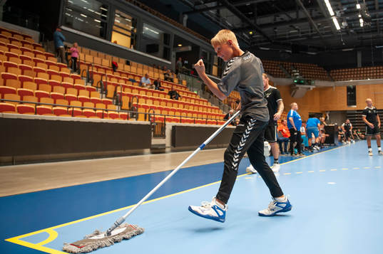 En funktionär rengör golvet