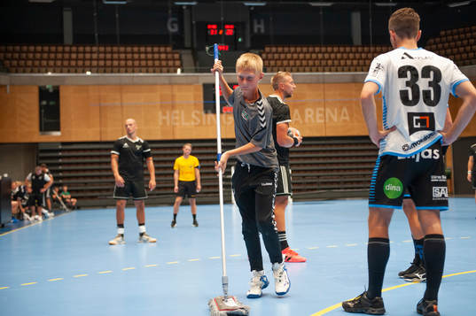 En funktionär rengör golvet