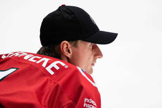 Frölundas målvakt Zackarias Skog innan ishockeymatchen i