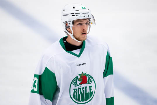 Rögles Niklas Hansson innan ishockeymatchen i