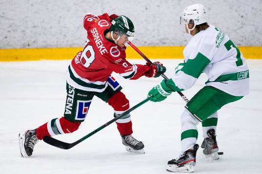 Frölundas Lucas Raymond med ett skott förbi Rögles
