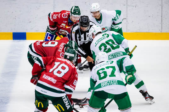 Frölundas Jan Mursak tekar mot Rögles Anton Bengtsson