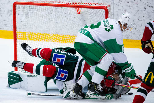 Rögles Samuel Johannesson trycker ned Frölundas Nicklas