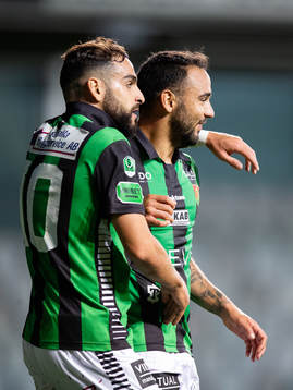 GAIS Mervan Celik jublar ihop med Richard Yarsuvat
