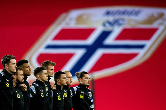 Karim Onisiwo and the players of Austria line up