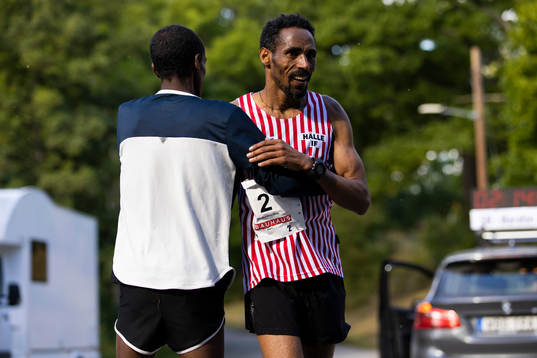 Vinnaren Samuel Tsegay, Hälle IF omfamnas
