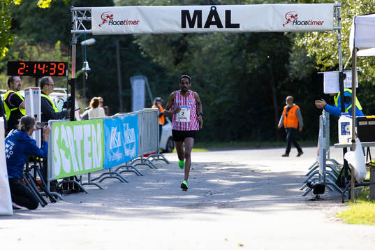 Vinnaren Samuel Tsegay, Hälle IF passerar mållinjen