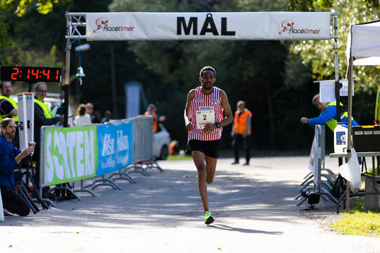 Vinnaren Samuel Tsegay, Hälle IF passerar mållinjen