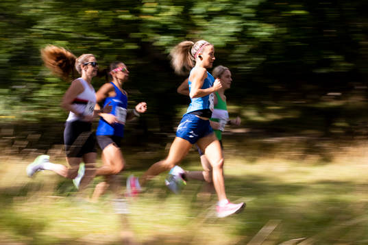 Löpare i tätklungan med Fanny Schulstad, Runacademy IF
