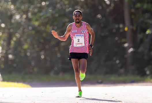 Vinnaren, Samuel Tsegay, Hälle IF jublar innan målgång