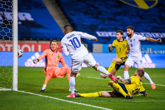 Kylian Mbappé of France scores 0-1 behind goalkeeper Robin