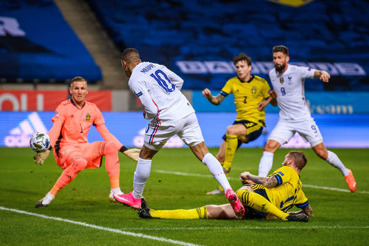 Kylian Mbappé of France scores 0-1 behind goalkeeper Robin
